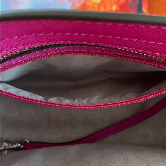 Michael Kors Small Selma Fuchsia Crossbody - Picture 5 of 6
